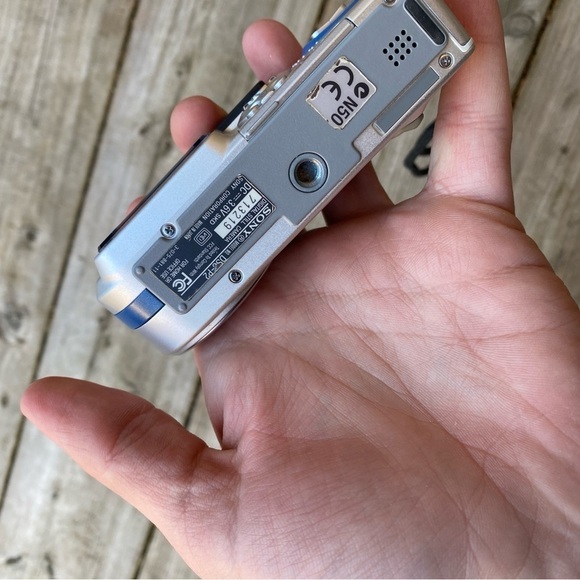 Vintage 2002 Sony Cybershot DSC-p2 2 MPX Camera UNTESTED - Picture 6 of 8